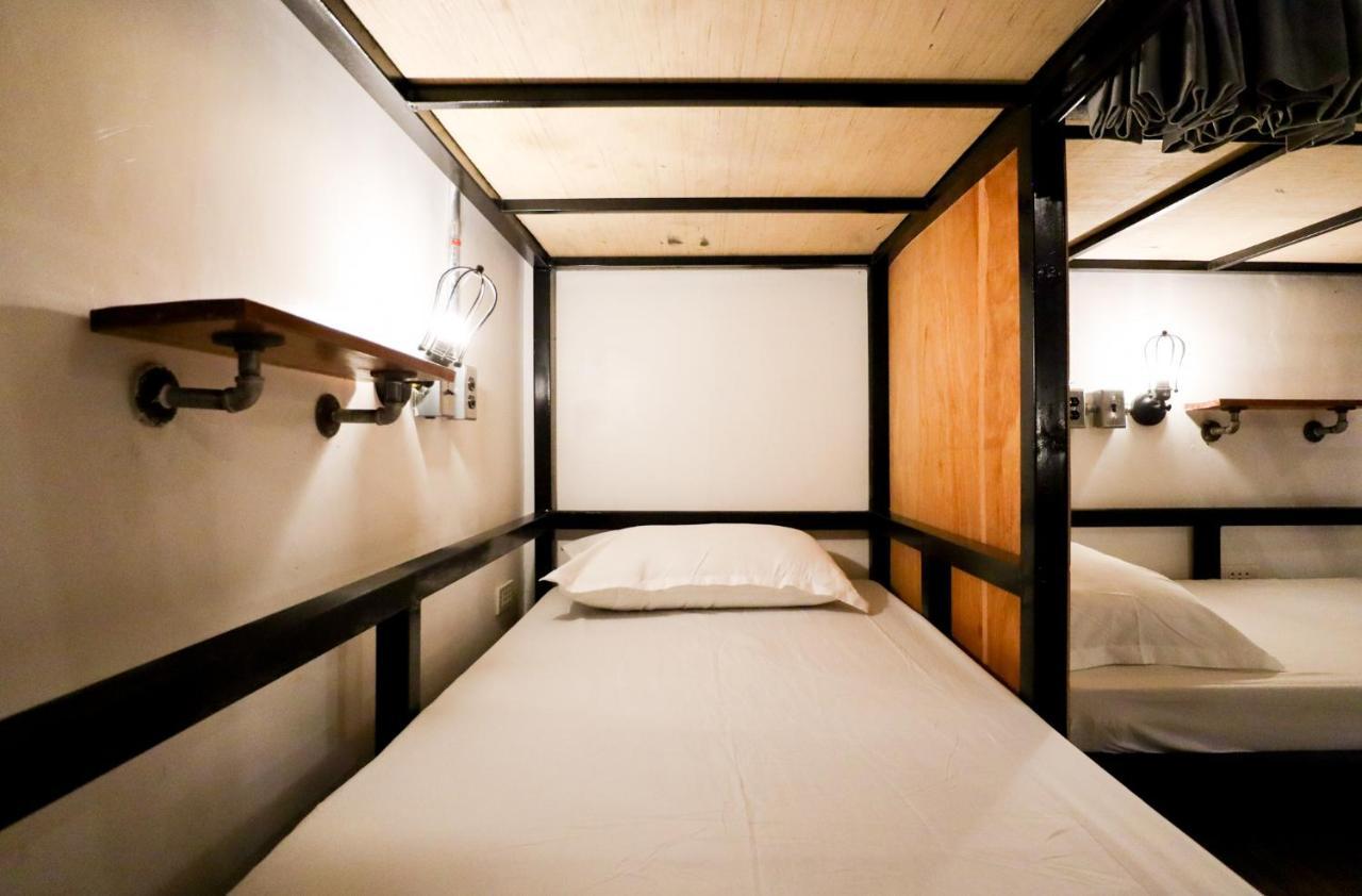 Ocean Breeze Hostel By Daily Sweet Moalboal Bagian luar foto