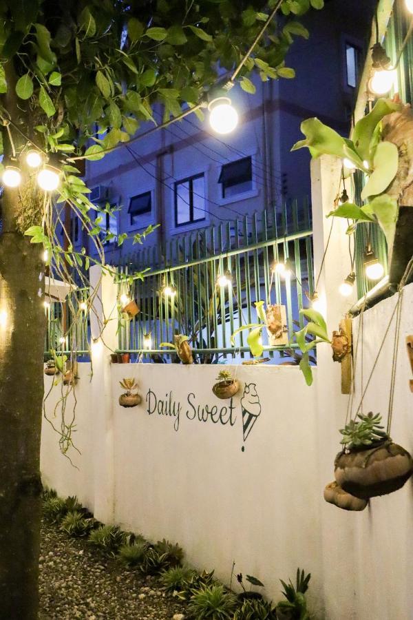 Ocean Breeze Hostel By Daily Sweet Moalboal Bagian luar foto