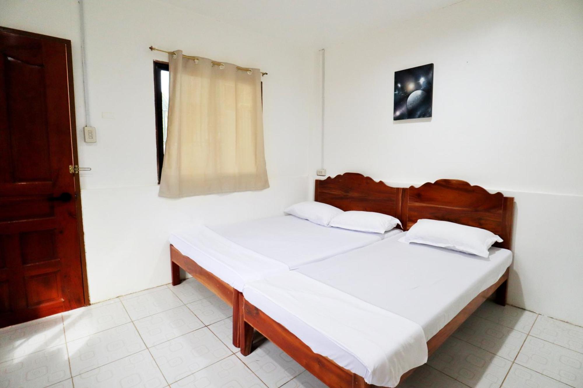 Ocean Breeze Hostel By Daily Sweet Moalboal Bagian luar foto