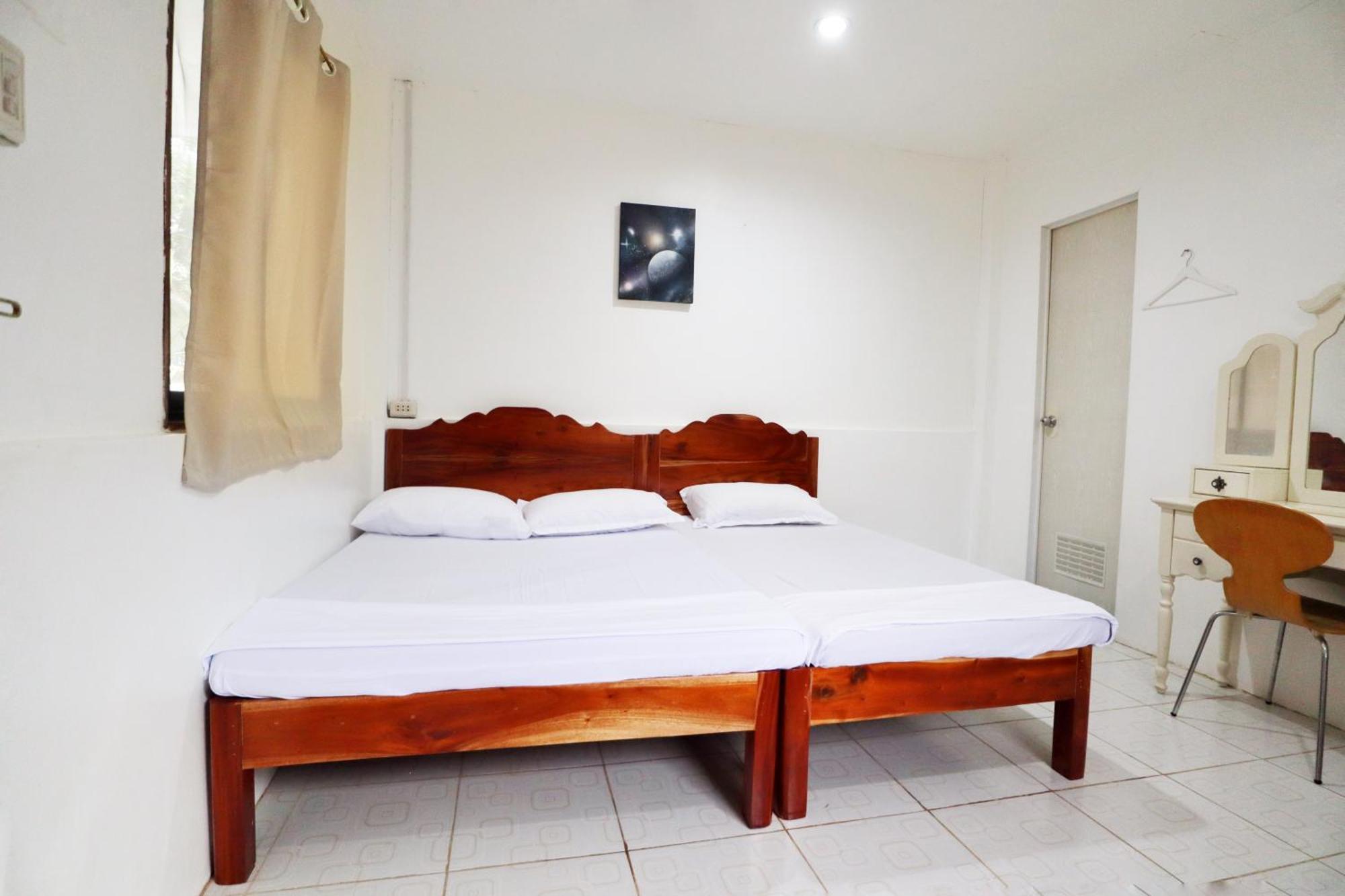 Ocean Breeze Hostel By Daily Sweet Moalboal Bagian luar foto