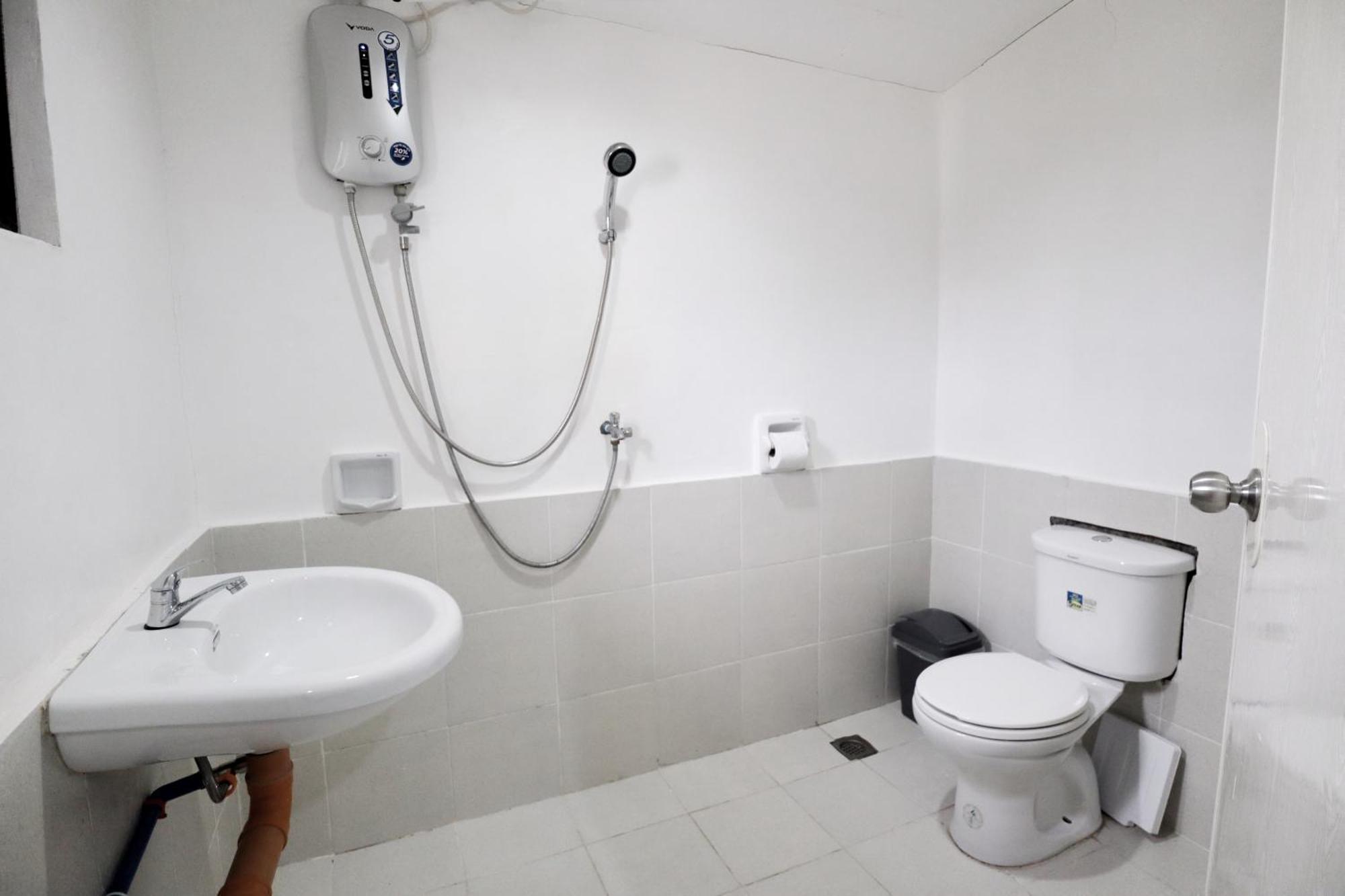 Ocean Breeze Hostel By Daily Sweet Moalboal Bagian luar foto