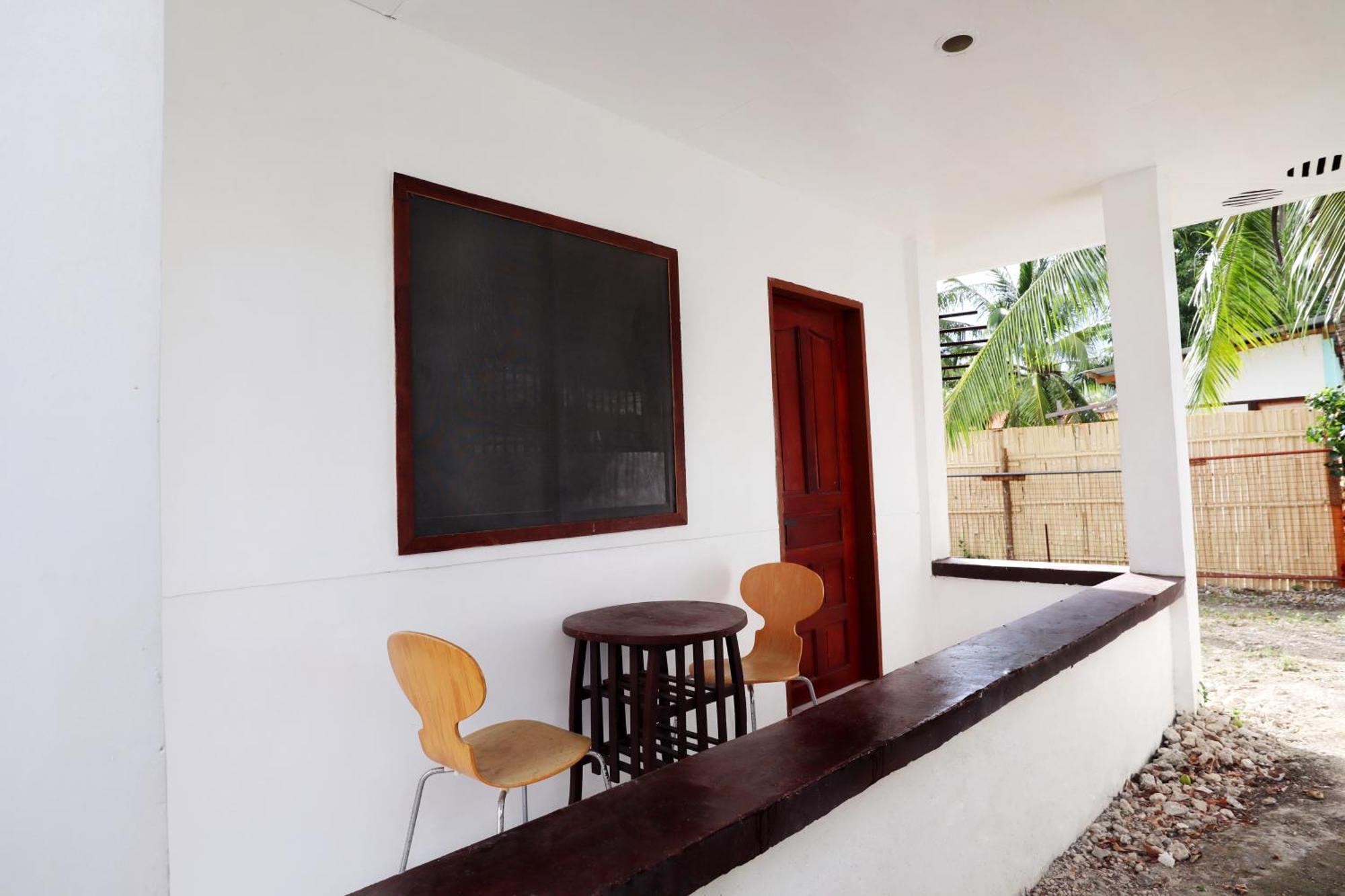Ocean Breeze Hostel By Daily Sweet Moalboal Bagian luar foto