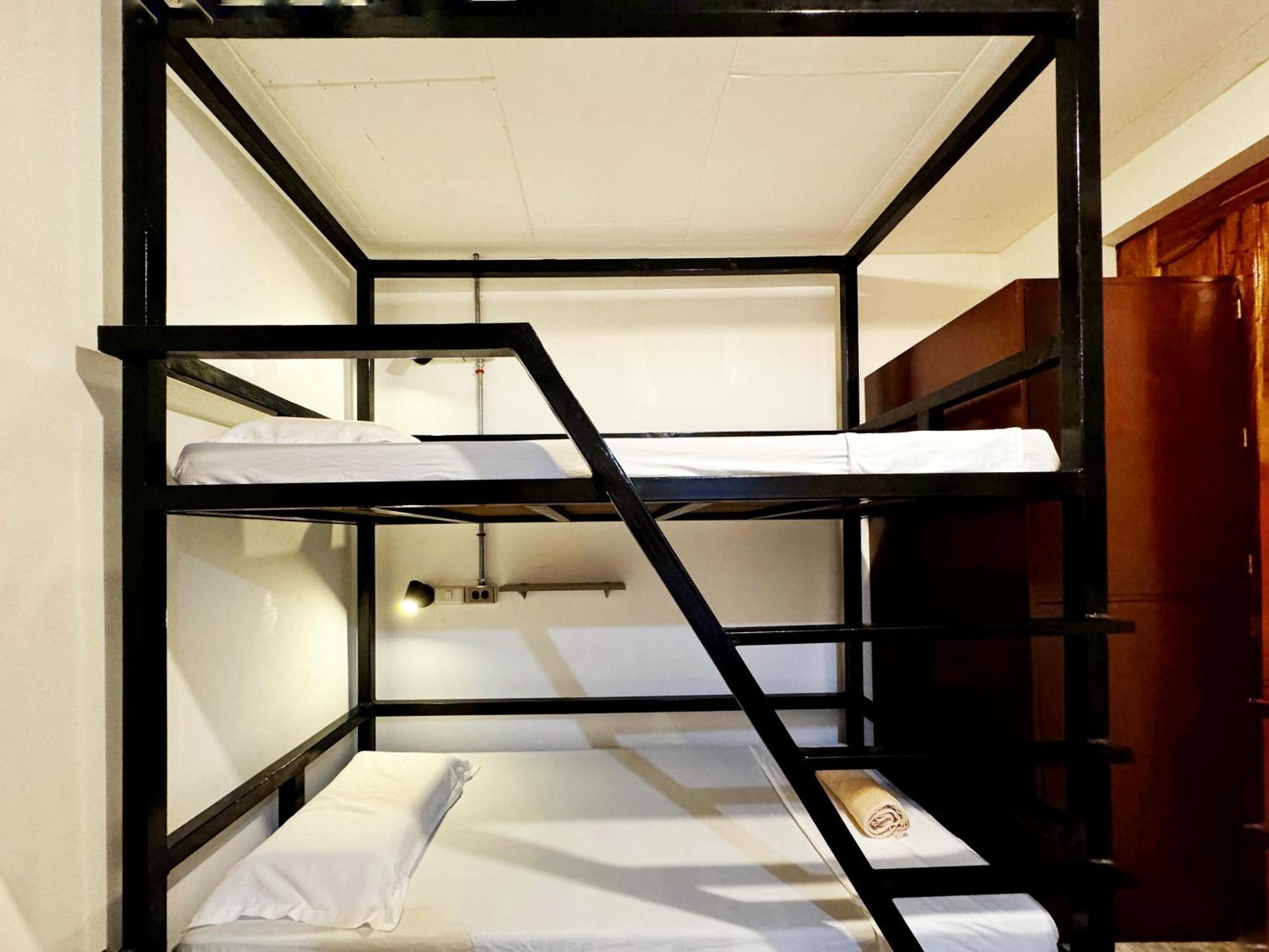Ocean Breeze Hostel By Daily Sweet Moalboal Bagian luar foto