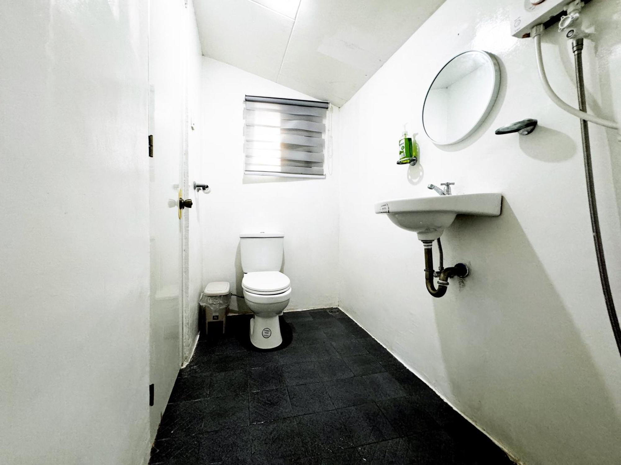 Ocean Breeze Hostel By Daily Sweet Moalboal Bagian luar foto