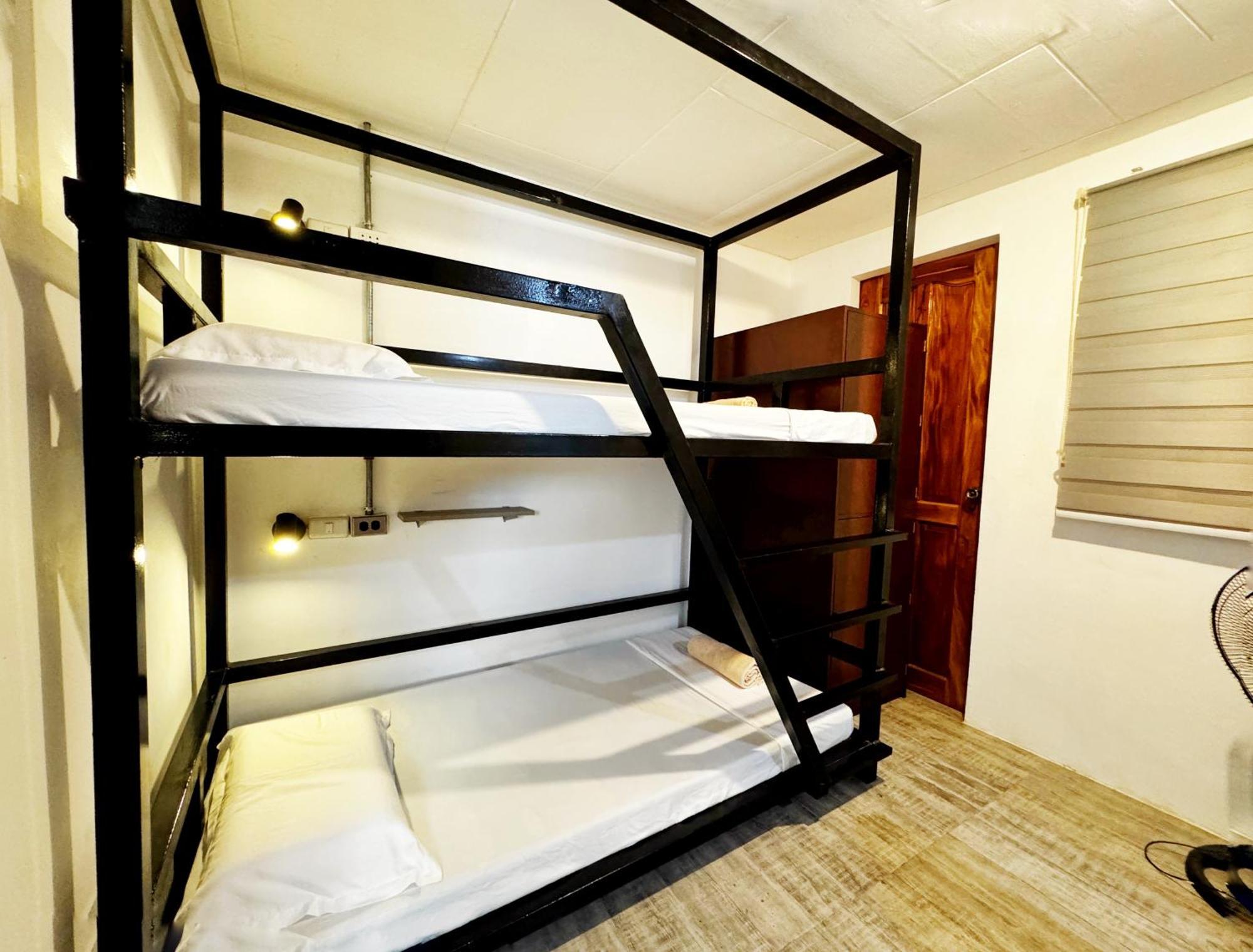 Ocean Breeze Hostel By Daily Sweet Moalboal Bagian luar foto